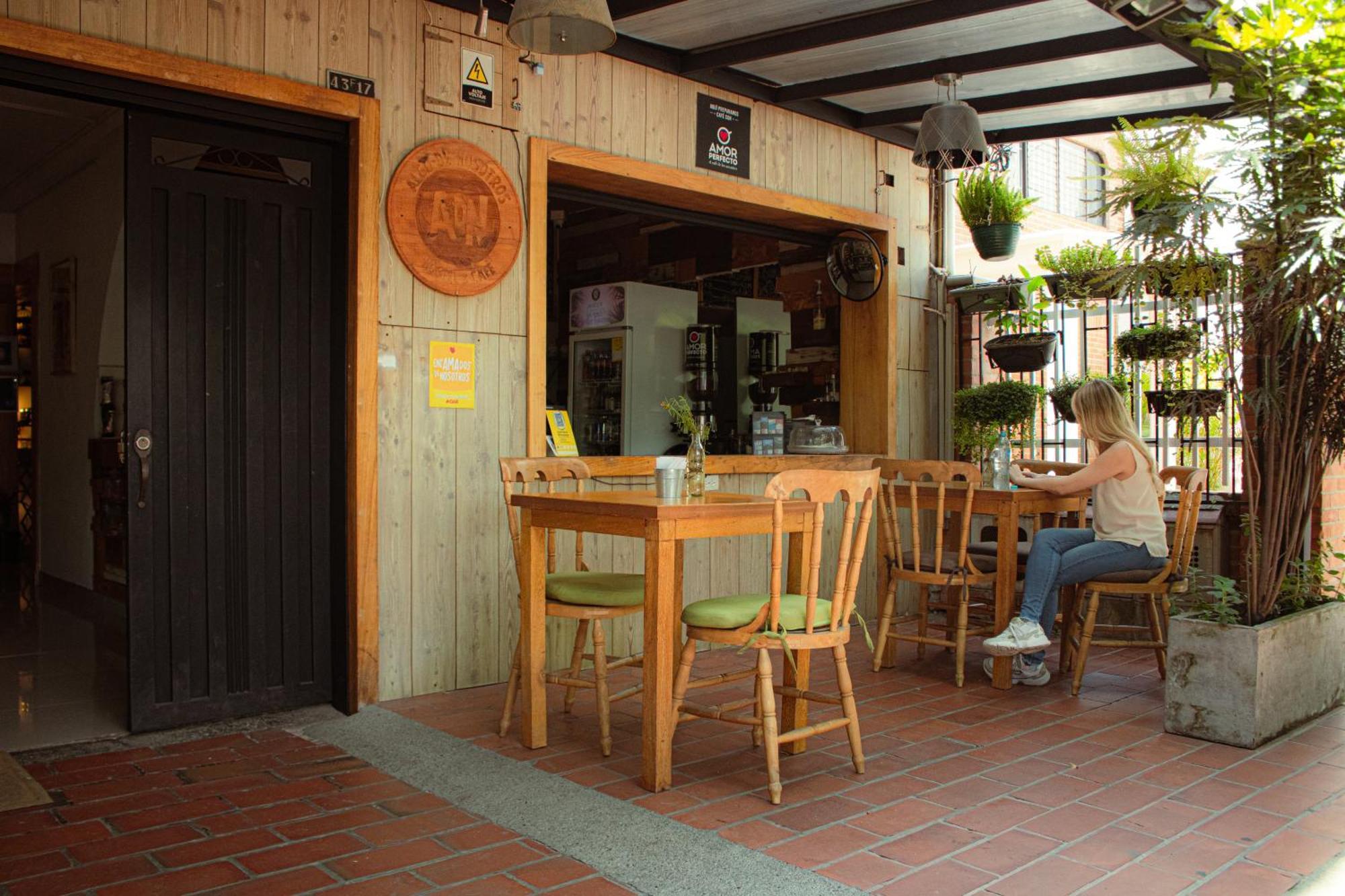 Adn Algo De Nosotros - Malaika Hostel Medellín Exterior foto